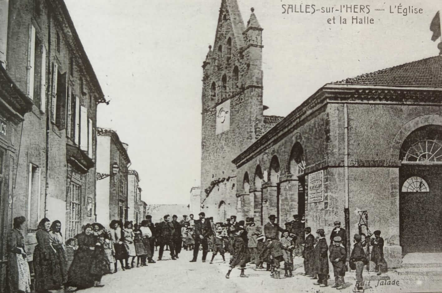 La Halle et l'église Saint-Mathieu en 1905