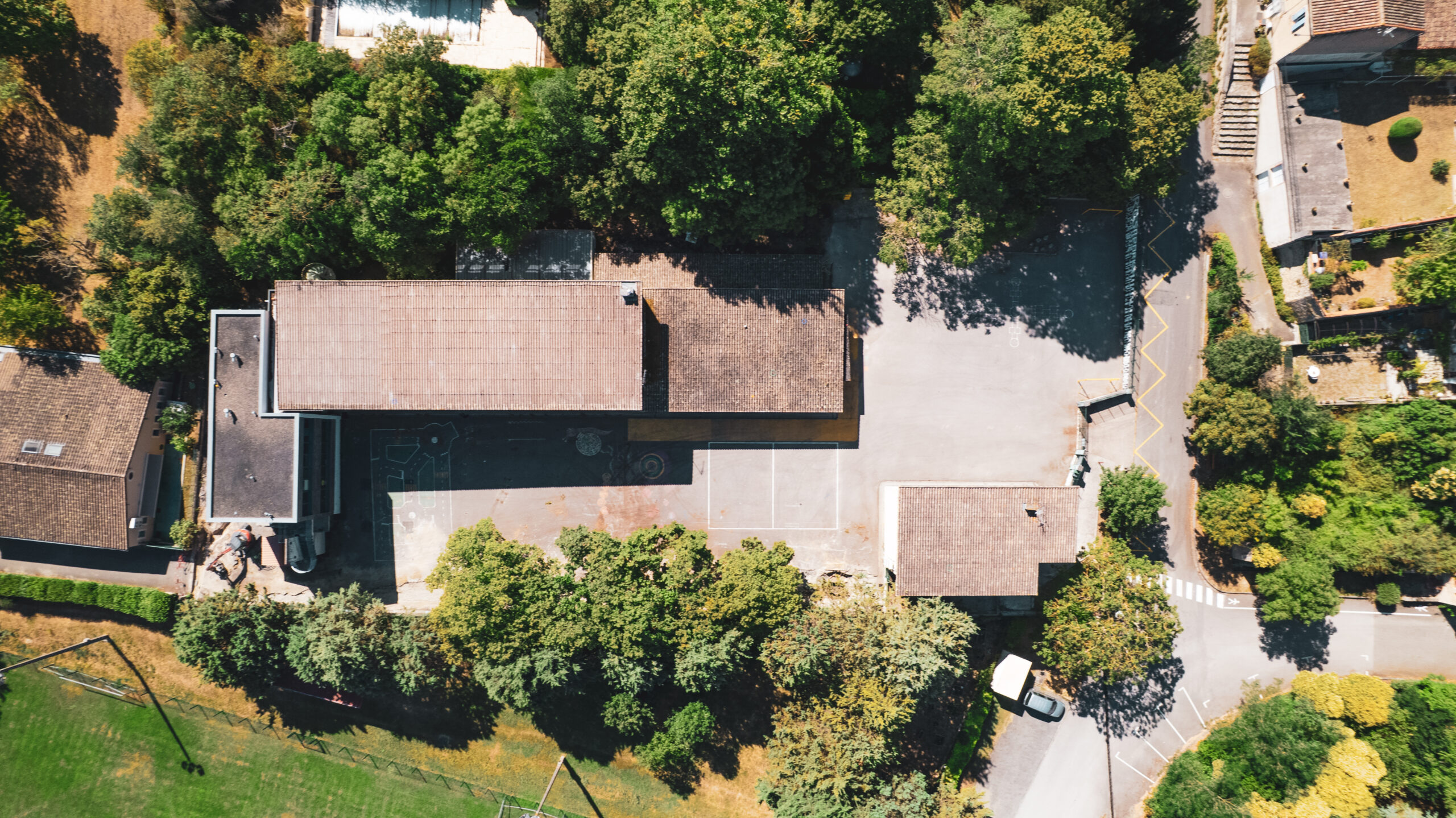 Photographie au drone de la cour de l'école